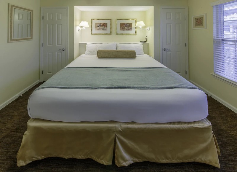 Welcome to Holiday Inn Club Vacations Oak 'n Spruce Resort, South Lee, MA gallery