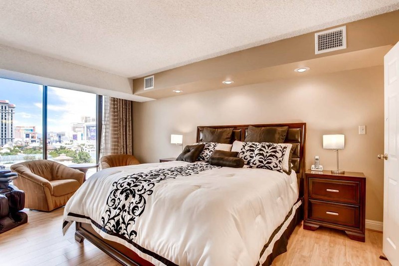 7-nite LAS VEGAS vacation @ fabulous Jockey Club-one bdrm suite sleeps 4 gallery