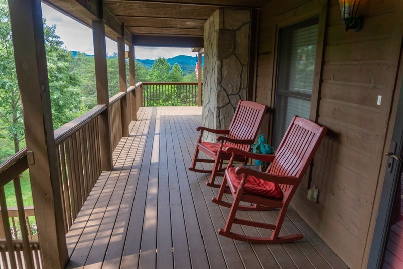 Smoky Mountain Splendor Sevierville TN, 2 BR, 3 bath, wrap around porch 2/3 acre gallery