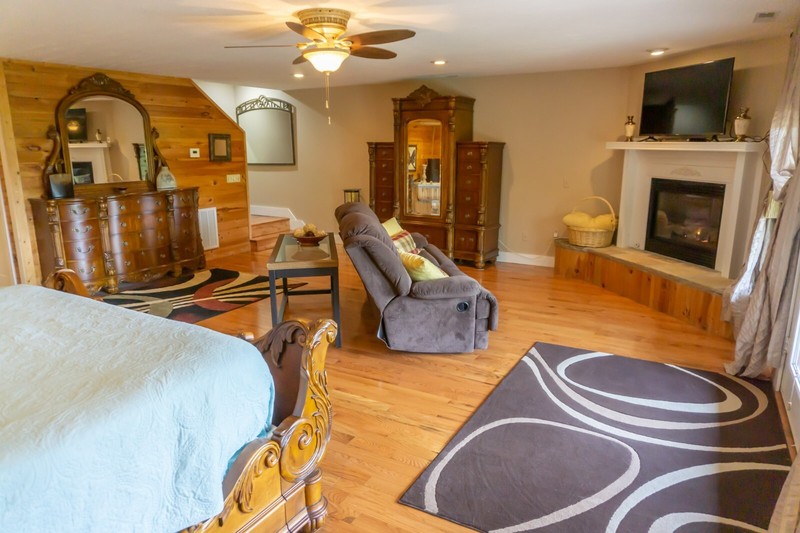 Smoky Mountain Splendor Sevierville TN, 2 BR, 3 bath, wrap around porch 2/3 acre gallery