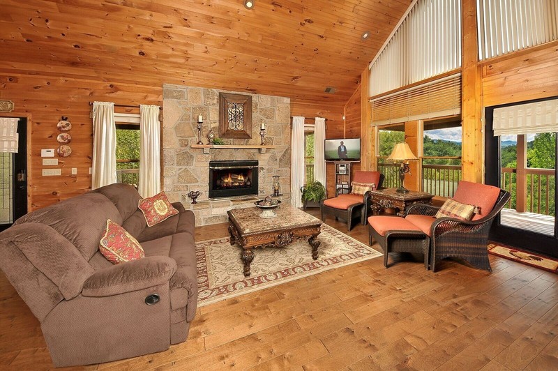 Smoky Mountain Splendor Sevierville TN, 2 BR, 3 bath, wrap around porch 2/3 acre