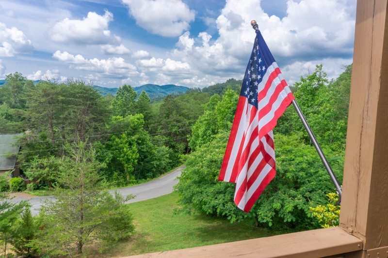 Smoky Mountain Splendor Sevierville TN, 2 BR, 3 bath, wrap around porch 2/3 acre gallery